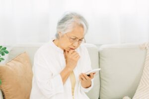 スマホ操作に悩むご年配